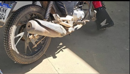 Motocicleta apreendida pela Polícia Militar após constatação de restrição de furto ou roubo em Bom Jesus da Lapa