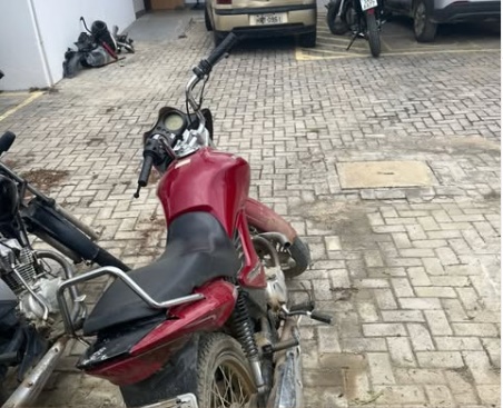 Policiais militares abordando motocicleta vermelha durante fiscalização no centro de São Félix do Coribe, no oeste da Bahia