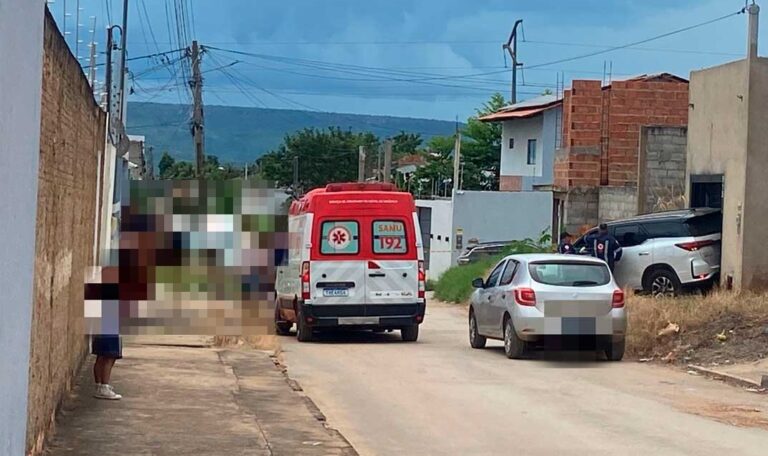 Viatura policial em local de homicídio no bairro Serra do Mimo, em Barreiras, após mulher ser morta a tiros