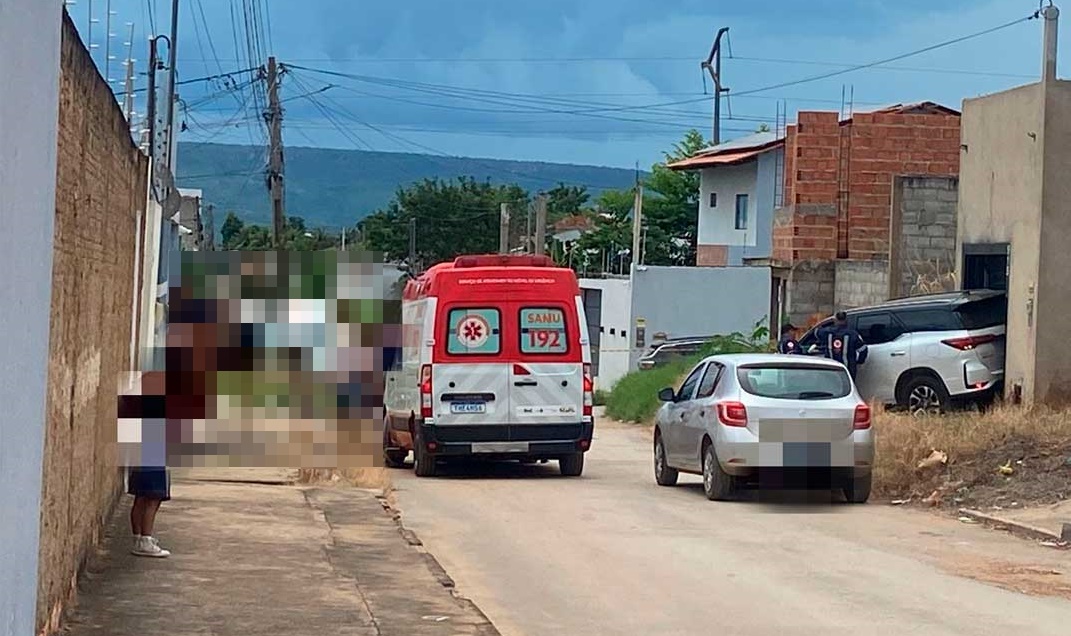 Viatura policial em local de homicídio no bairro Serra do Mimo, em Barreiras, após mulher ser morta a tiros