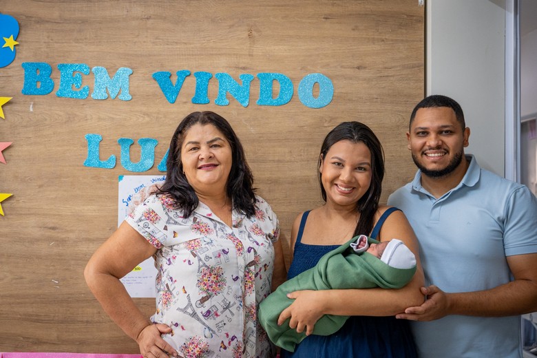 Equipe do Centro de Parto Normal segura recém-nascido durante parto humanizado em Luís Eduardo Magalhães