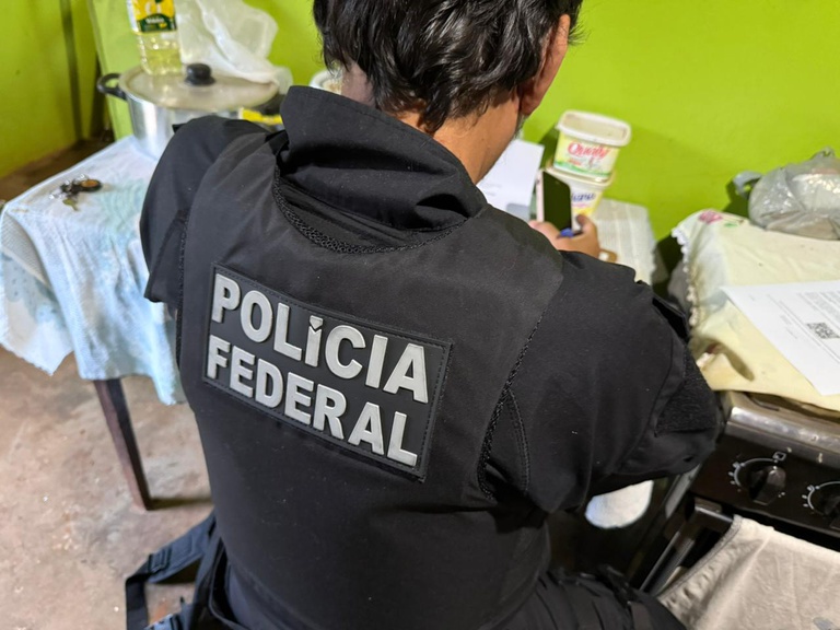 Viaturas da Polícia Federal durante operação contra tráfico de drogas, armas e lavagem de dinheiro na região oeste da Bahia.