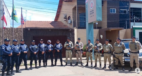 Policiais militares e agentes da Guarda Civil Municipal realizam patrulhamento durante a Operação Paz na Feira Livre no Centro de Abastecimento de Barreiras.