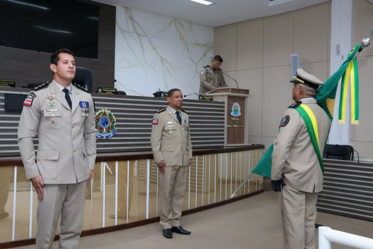 Solenidade de transmissão de comando da 28ª CIPM da Polícia Militar realizada em Ibotirama, com autoridades e policiais presentes.