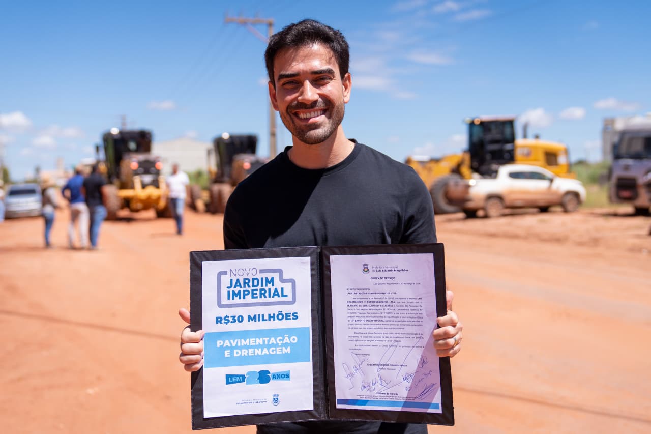 Prefeito Júnior Marabá durante assinatura de ordem de serviço para obras de pavimentação no bairro Jardim Imperial em Luís Eduardo Magalhães