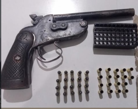 Momento de abordagem policial após perseguição por direção perigosa em Formosa do Rio Preto, no oeste da Bahia.