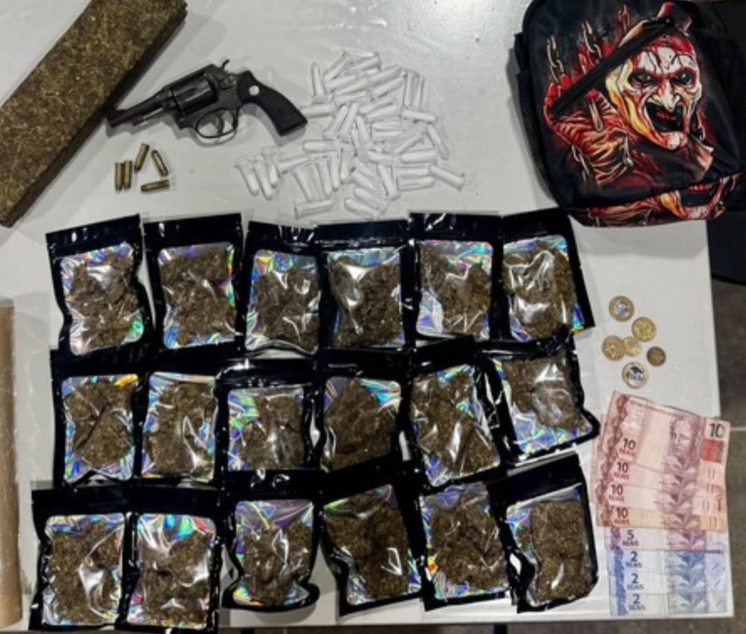 Materiais apreendidos pela PM e Polícia Civil em Santa Rita de Cássia, incluindo revólver calibre .32, munições, drogas e veículo.