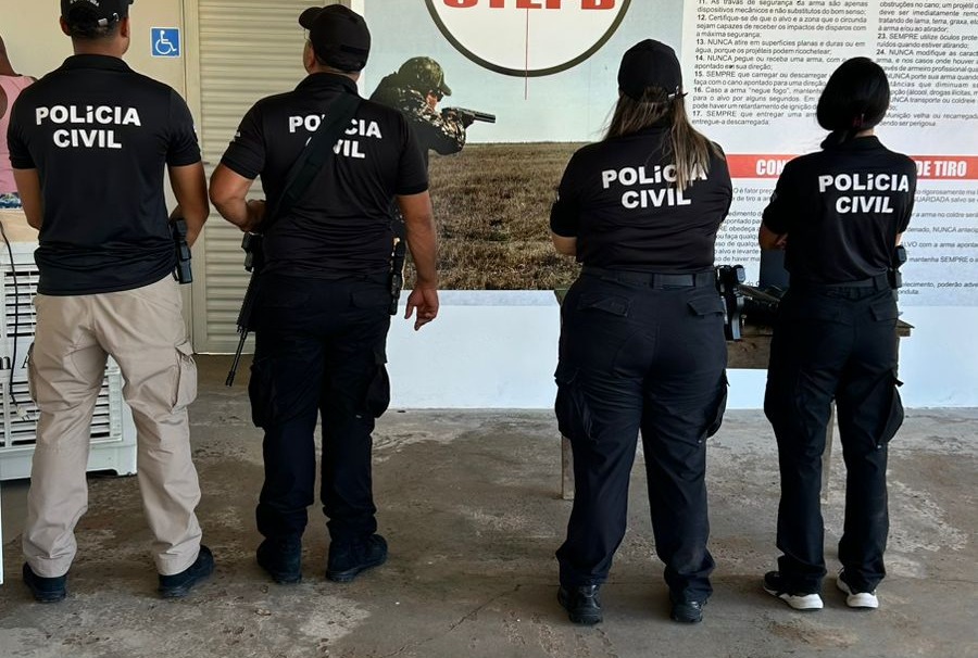 Equipes da Polícia Civil durante fiscalização em empresa que utiliza produtos controlados no oeste da Bahia