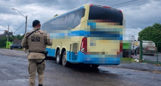 Polícia Militar durante abordagem a ônibus interestadual em operação que resultou na prisão de homem com mandado em aberto no oeste da Bahia.