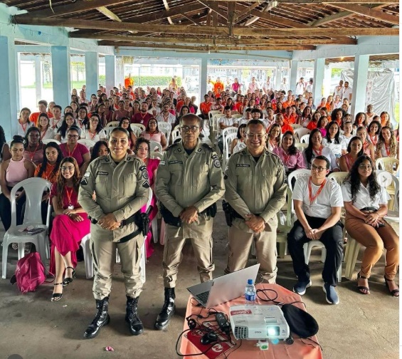 Policiais militares da 28ª CIPM realizam palestra sobre violência doméstica durante evento do Dia da Mulher em Brotas de Macaúbas.