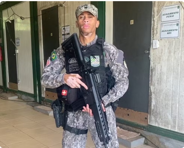 Equipes de resgate atuam em área de rio na Terra Yanomami durante buscas por policial desaparecido em operação contra garimpo ilegal