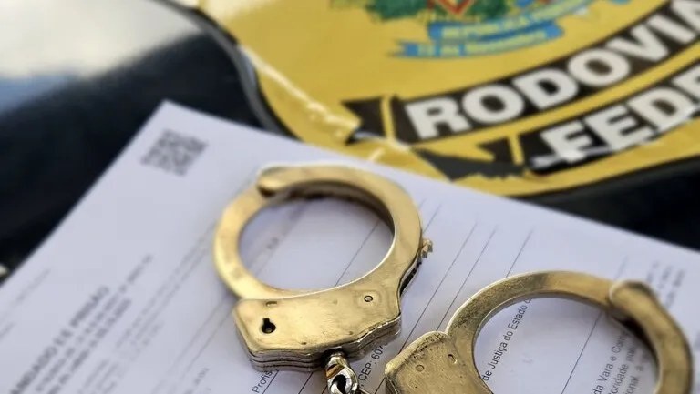 Polícia Rodoviária Federal realiza abordagem a ônibus interestadual na BR-242, em Barreiras, durante prisão de foragido da Justiça