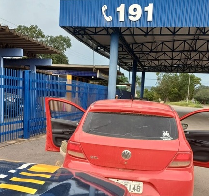 Policial rodoviário federal fiscaliza veículo vermelho com sinais de adulteração durante abordagem na BR-242 em Barreiras, Bahia