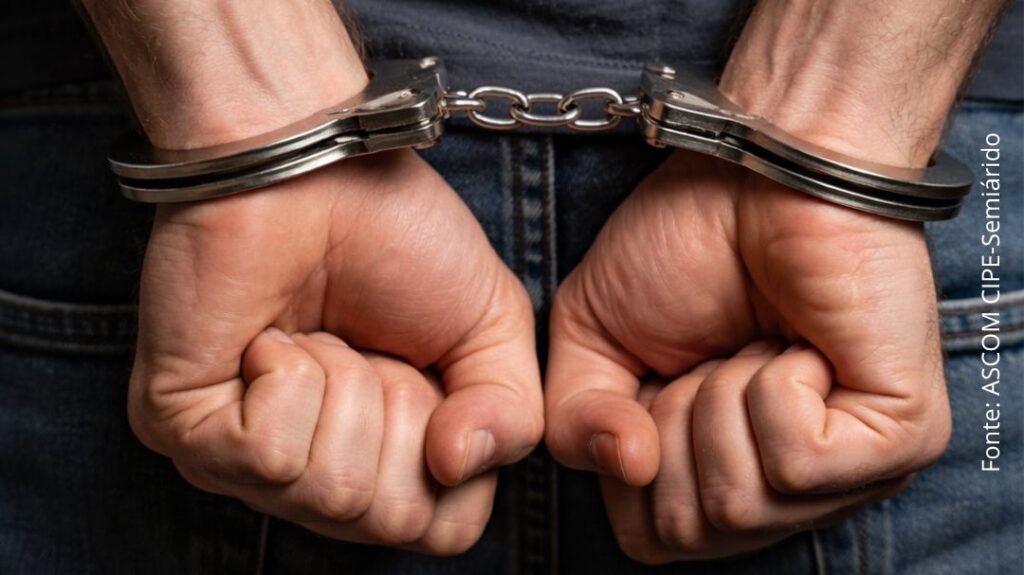 Policiais da CIPE/Semiárido durante operação que resultou no cumprimento de mandado de prisão expedido em Barreiras, em ação realizada em Xique-Xique