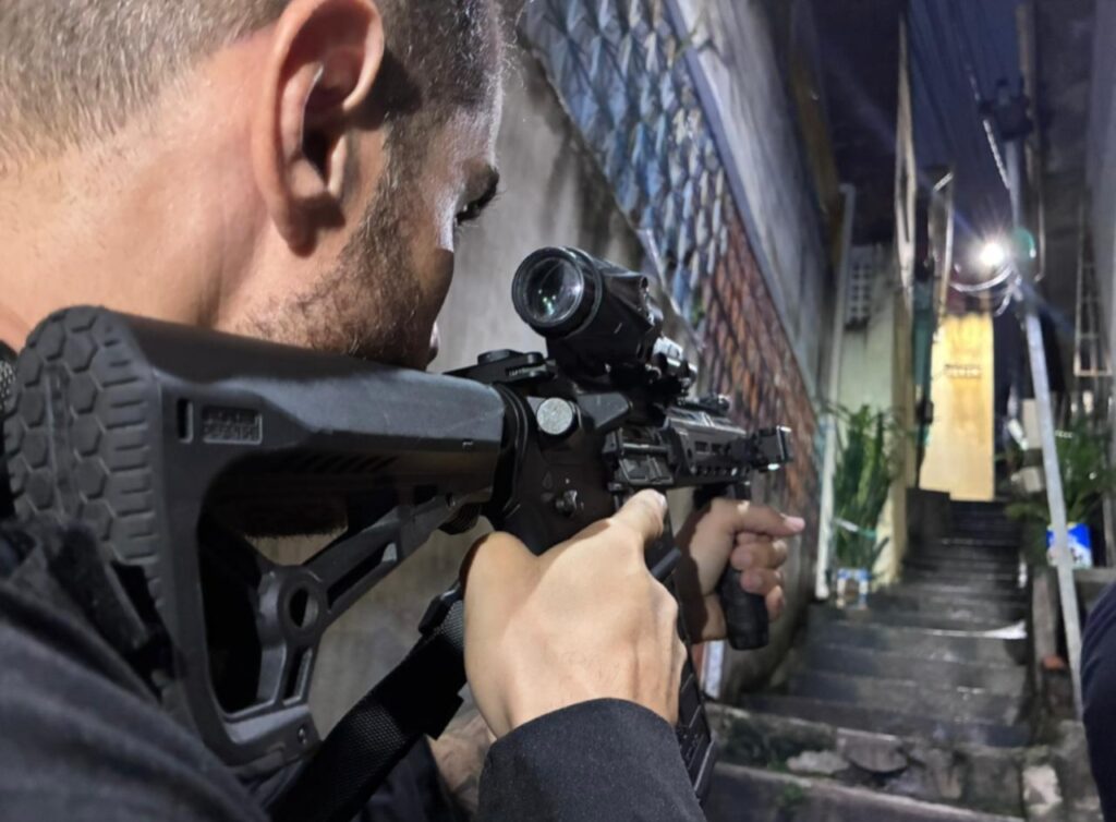 Polícia Civil durante operação que resultou na prisão de suspeito de duplo homicídio no bairro Santa Luzia, em Barreiras, no oeste da Bahia.