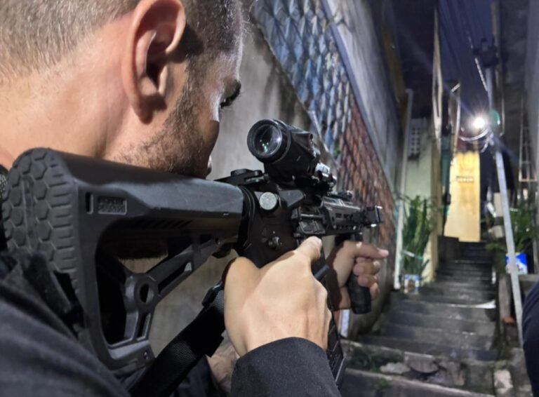 Polícia Civil durante operação que resultou na prisão de suspeito de duplo homicídio no bairro Santa Luzia, em Barreiras, no oeste da Bahia.