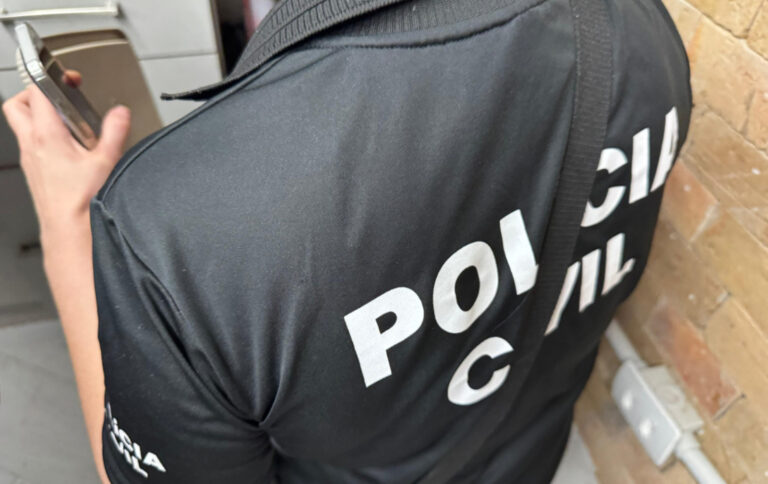 Polícia Civil durante operação contra exploração sexual infantil em Luís Eduardo Magalhães.