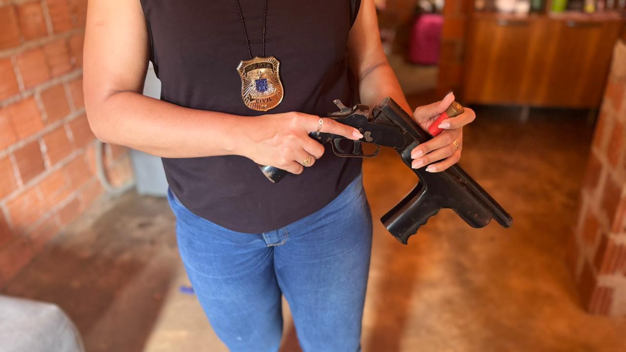 Policiais civis durante operação que resultou na prisão de suspeito de homicídios em Bom Jesus da Lapa, com apreensão de arma e motocicleta adulterada