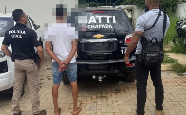 Suspeito de homicídio sendo conduzido por policiais civis após prisão em operação na região de Irecê