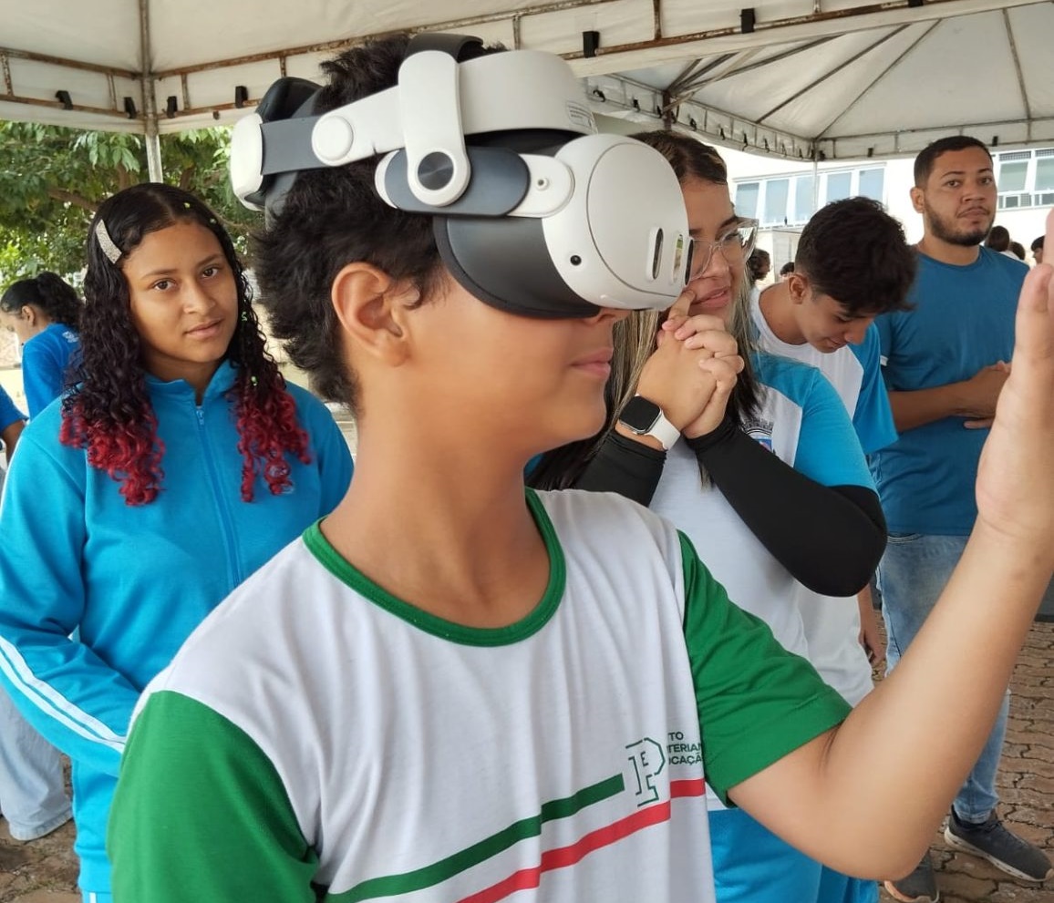 Estudantes participam de atividade com realidade virtual no estande da ABAPA durante a Jornada Científica do Oeste Baiano