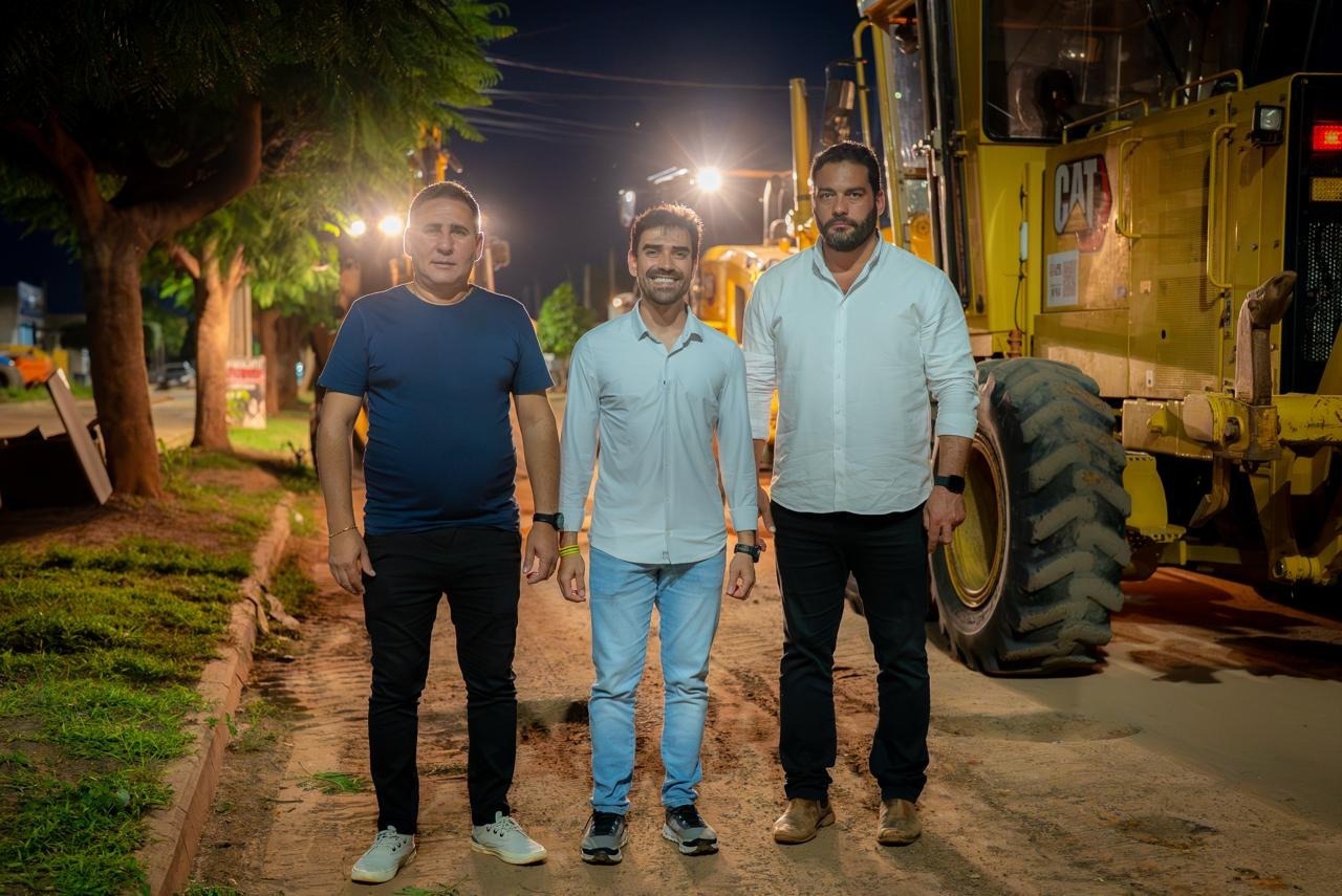 Prefeito Junior Marabá acompanha de perto obras de recapeamento asfáltico em rua de Luís Eduardo Magalhães ao lado de equipes da infraestrutura.
