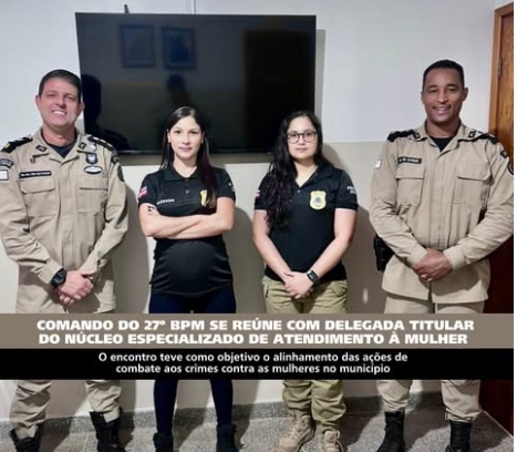 Autoridades da PMBA e Polícia Civil reunidas com delegada do NEAM discutindo estratégias de combate à violência contra a mulher em Luís Eduardo Magalhães