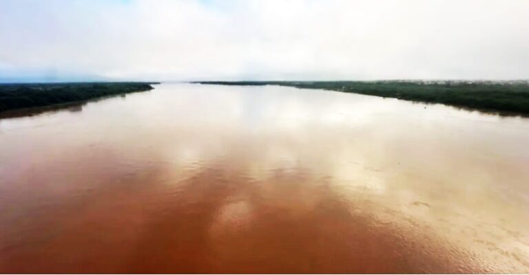 Nível elevado do Rio São Francisco em Bom Jesus da Lapa durante período de cheia no oeste da Bahia.