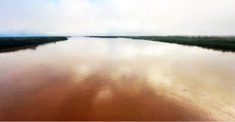 Nível elevado do Rio São Francisco em Bom Jesus da Lapa durante período de cheia no oeste da Bahia.