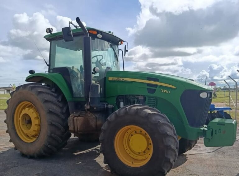 Trator John Deere modelo 7215J recuperado pela Polícia Militar após furto em fazenda no município de Correntina, no oeste da Bahia.