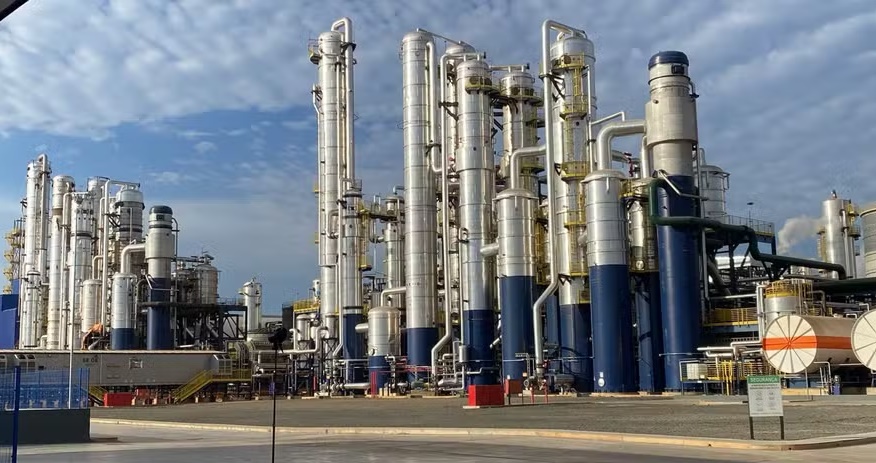 Usina de etanol da Inpasa em Luís Eduardo Magalhães, na Bahia, com estrutura industrial moderna e tanques de armazenamento
