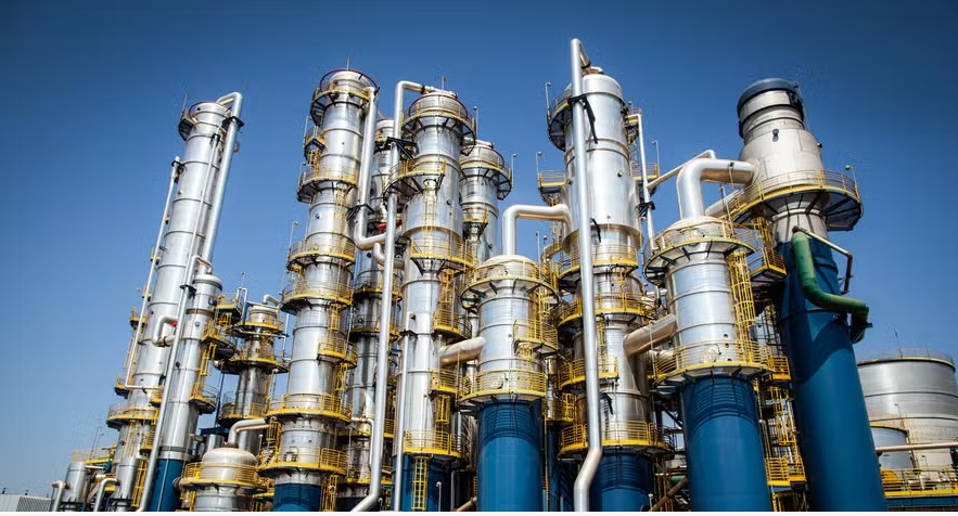 Estrutura da usina de etanol de milho da Inpasa em Luís Eduardo Magalhães, na Bahia, com tanques industriais e instalações modernas