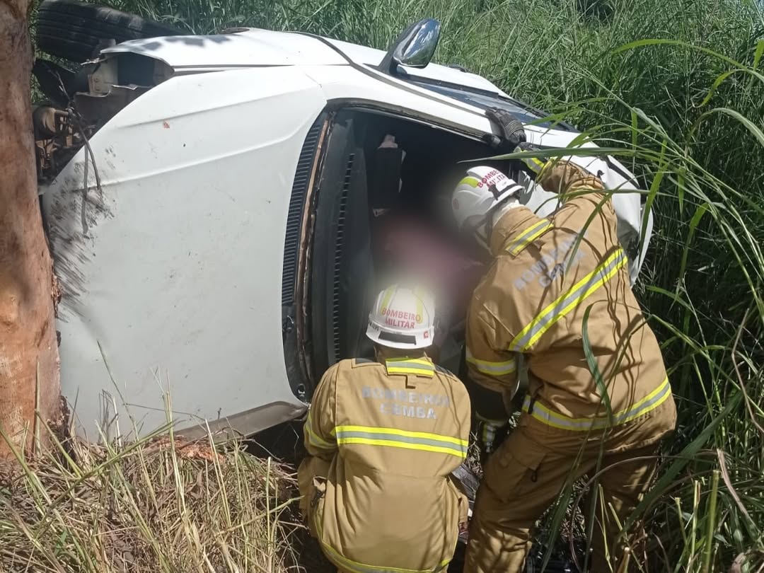 Bombeiros realizam resgate veicular na BR-242, em Barreiras, após carro colidir com árvore e deixar vítima presa às ferragens