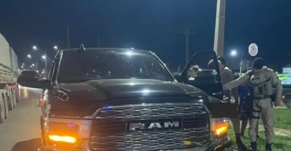 Agentes da SUTRANS atendendo ocorrência de trânsito com dois veículos na BR-242 durante a noite