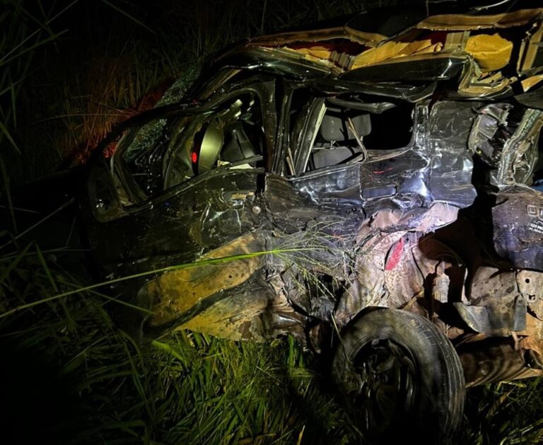 Bombeiros do 17º BBM atuam no resgate de vítimas após grave acidente entre veículos na BR-242, no oeste da Bahia