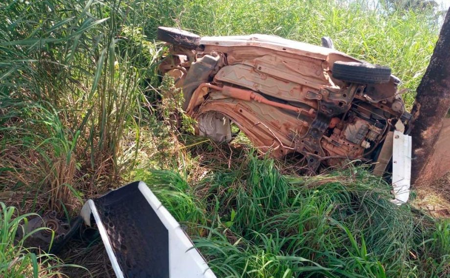 Veículo destruído após acidente fatal na BR-242, em Barreiras, após possível estouro de pneu.