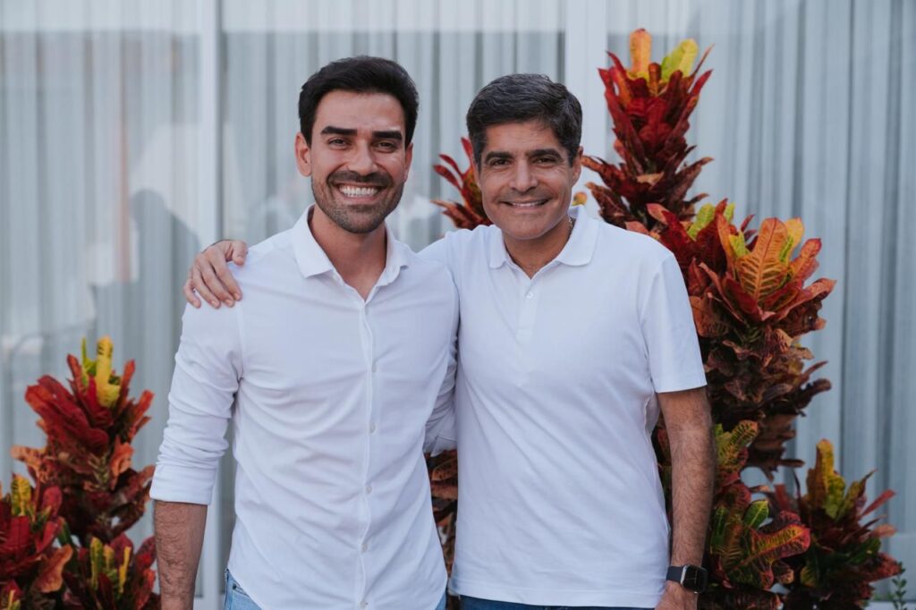 ACM Neto e o prefeito Junior Marabá durante encontro político em Luís Eduardo Magalhães, discutindo apoio para as eleições de 2026 na Bahia