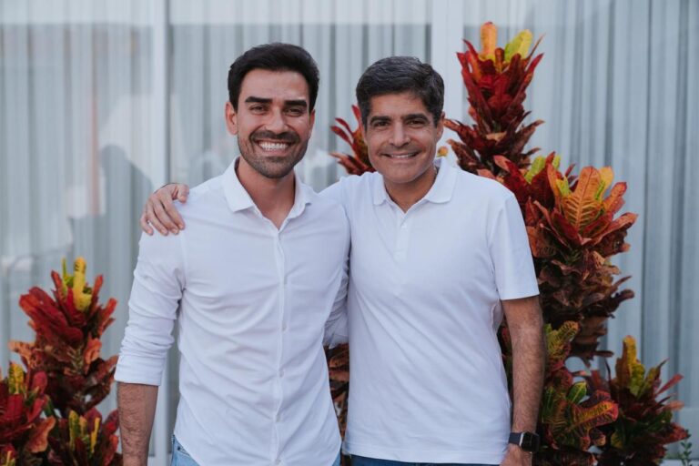 ACM Neto e o prefeito Junior Marabá durante encontro político em Luís Eduardo Magalhães, discutindo apoio para as eleições de 2026 na Bahia