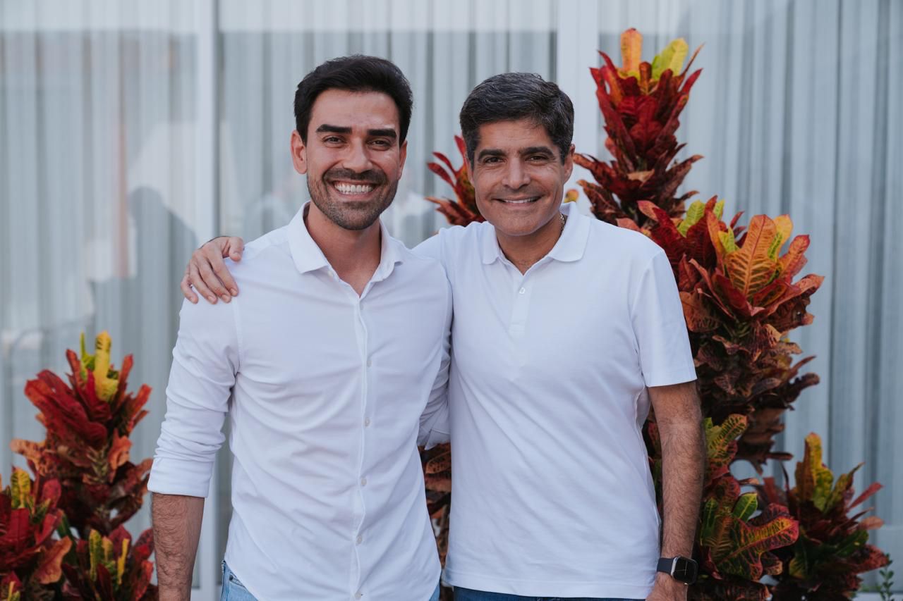ACM Neto e o prefeito Junior Marabá durante encontro político em Luís Eduardo Magalhães, discutindo apoio para as eleições de 2026 na Bahia