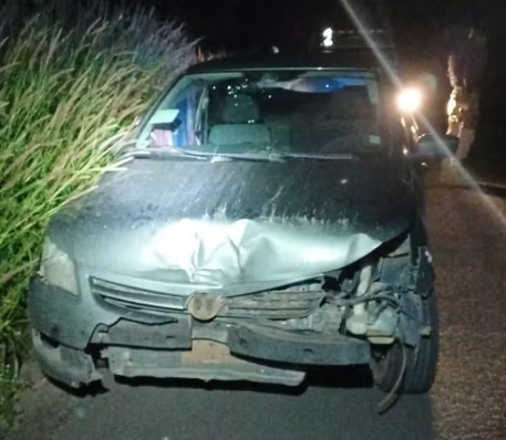 Carro parado no acostamento da BR-242, em Barreiras, após adolescente de 16 anos viajar 550 km para encontrar garota conhecida no Roblox