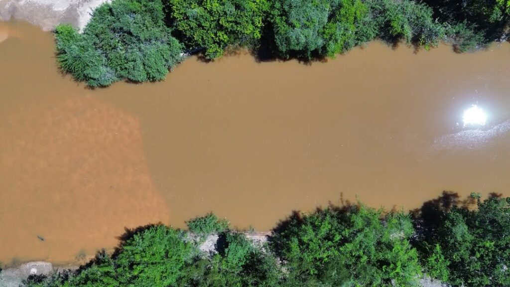 Bombeiros militares realizam buscas no Rio Paramirim durante operação de resgate em Oliveira dos Brejinhos
