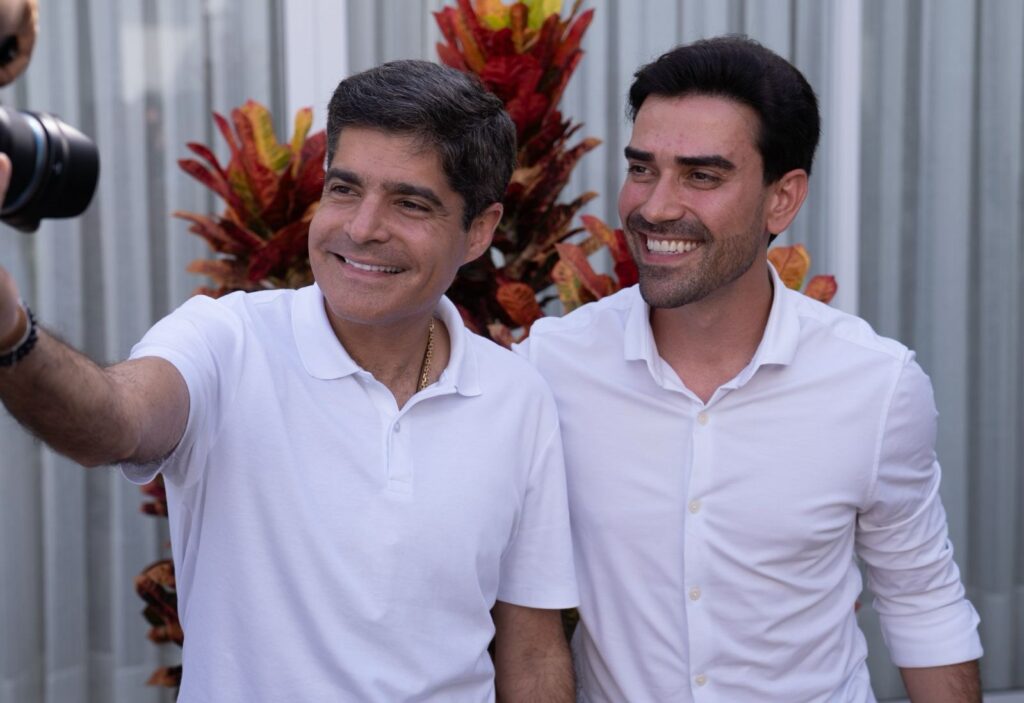 ACM Neto ao lado de Junior Marabá e lideranças políticas durante encontro em Luís Eduardo Magalhães