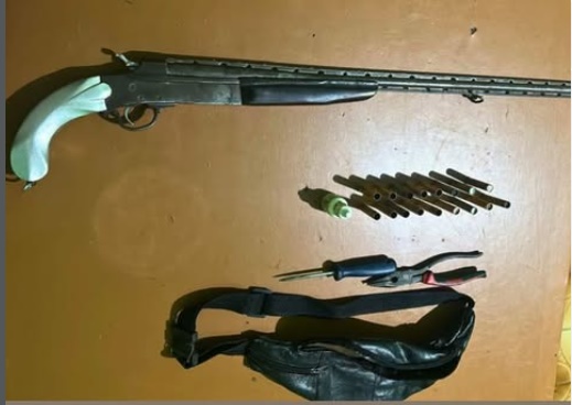 Materiais apreendidos pela Polícia Militar em Riachão das Neves, incluindo espingarda calibre .40, munições e ferramentas