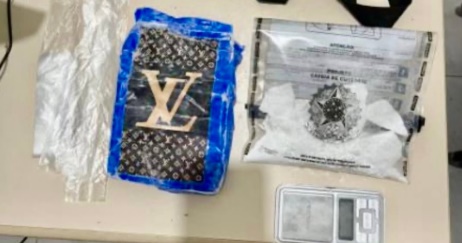 Material apreendido pela Polícia Militar em São Desidério, incluindo cocaína e balança de precisão abandonados por suspeito durante patrulhamento.