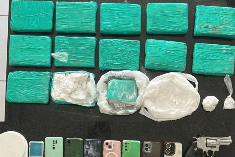 Policiais da CIPE Cerrado exibem material apreendido com drogas, celulares e veículo em Luís Eduardo Magalhães