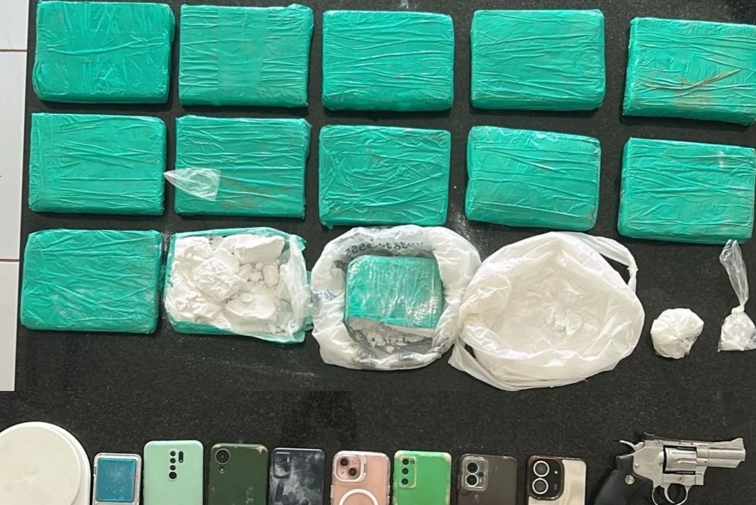 Policiais da CIPE Cerrado exibem material apreendido com drogas, celulares e veículo em Luís Eduardo Magalhães