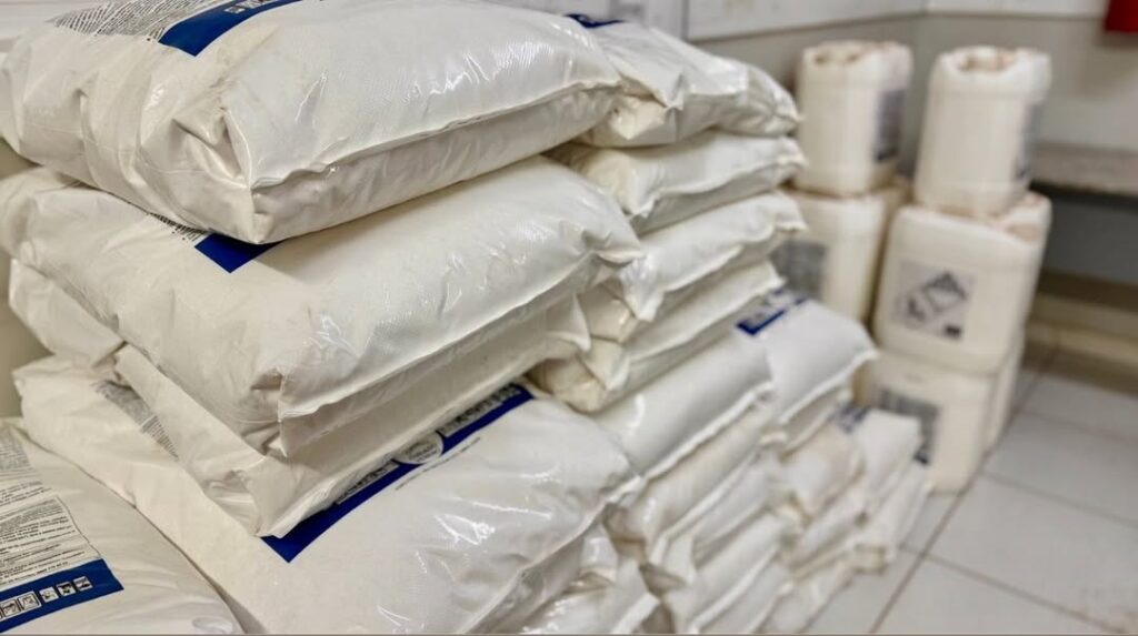 Carga de defensivos agrícolas apreendida pela Polícia Militar em Luís Eduardo Magalhães durante operação de fiscalização