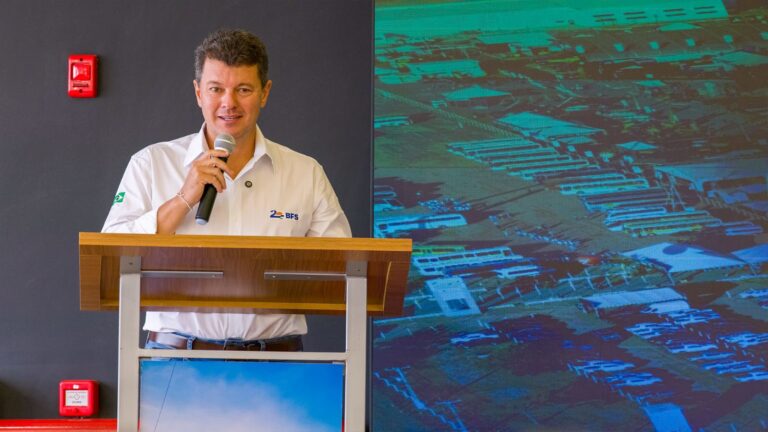 Estrutura ampliada da Bahia Farm Show 2026 com estandes, máquinas agrícolas e visitantes no evento em Luís Eduardo Magalhães