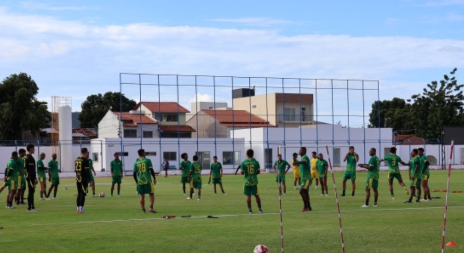 Jogadores do Barreiras FC treinam no Estádio Geraldão antes de amistoso pela preparação da Série B do Baianão 2026