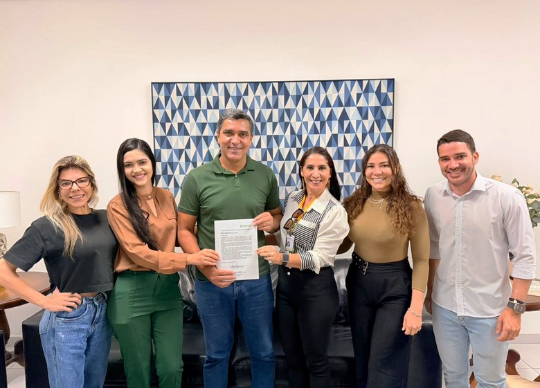 Prefeito de Barreiras se reúne com representantes do Sicredi para assinatura de parceria que prevê instalação de bebedouros públicos e desenvolvimento de projetos sociais