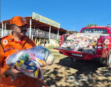 Bombeiros do 20º BBM durante apoio logístico e de segurança na entrega de donativos em ação solidária em Bom Jesus da Lapa